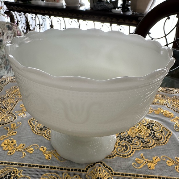 Tulip & Scrolls Milk Glass Compote Pedestal Bowl - Picture 11 of 11